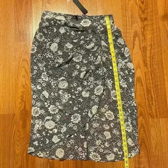 Supply and Demand Women’s Size M Zhuri Floral Asymmetrical Ruched Skirt Gray NEW - Picture 11 of 11
